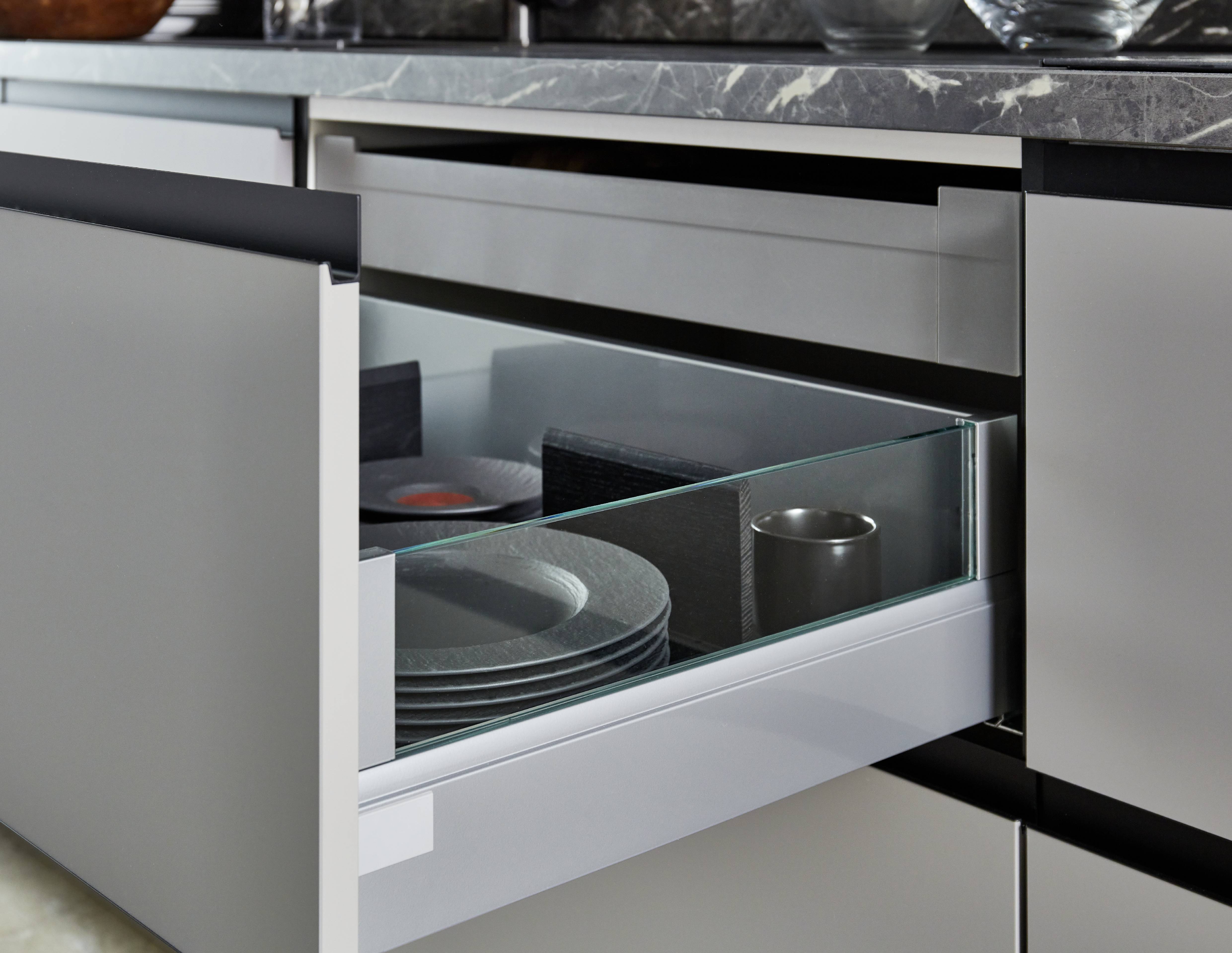 Nobilia Lichtgrau mit Marmordekor, Schublade mit Glaswand