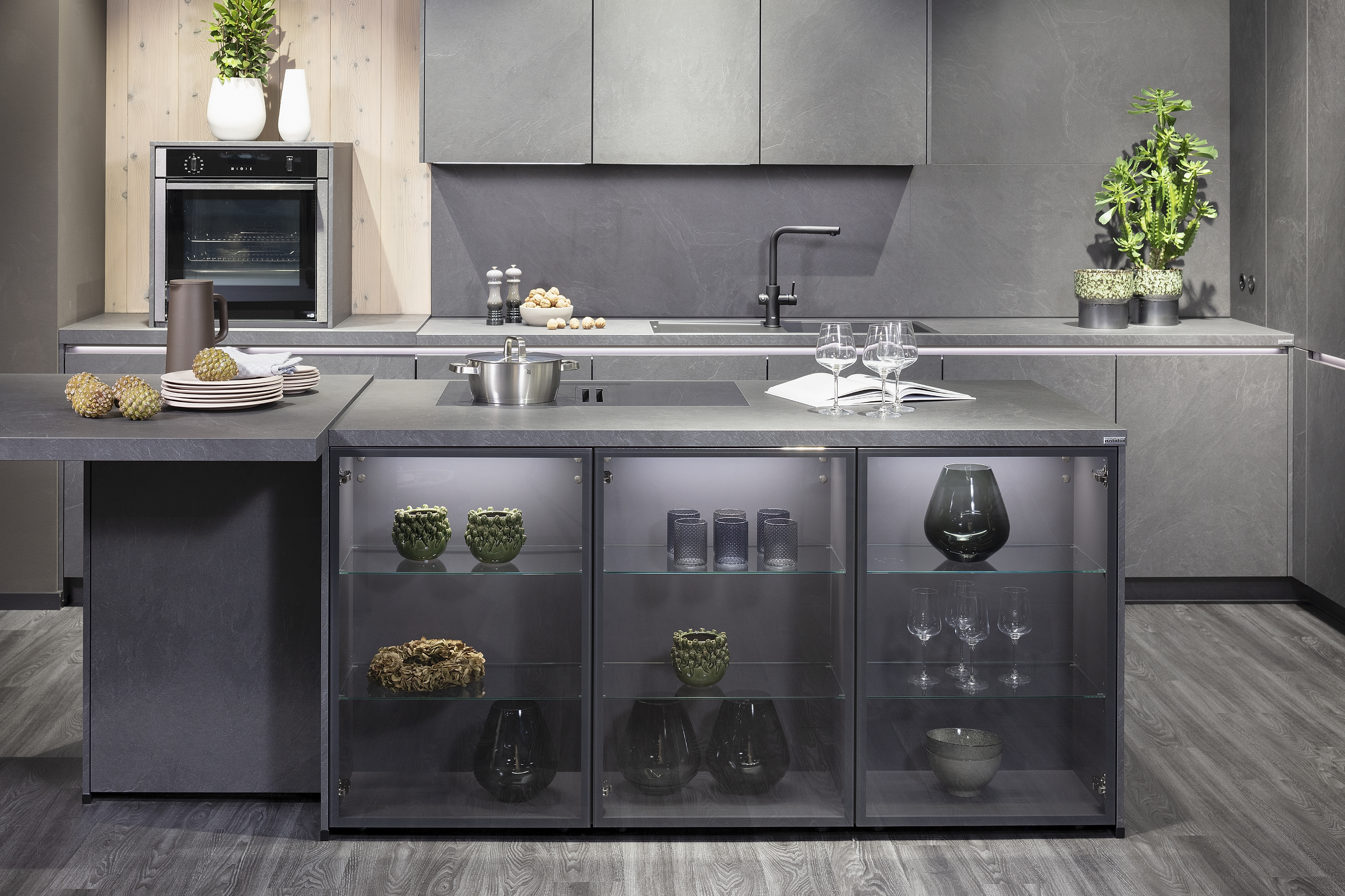 Nobilia Küche „Grauschiefer“ mit Vitrinen