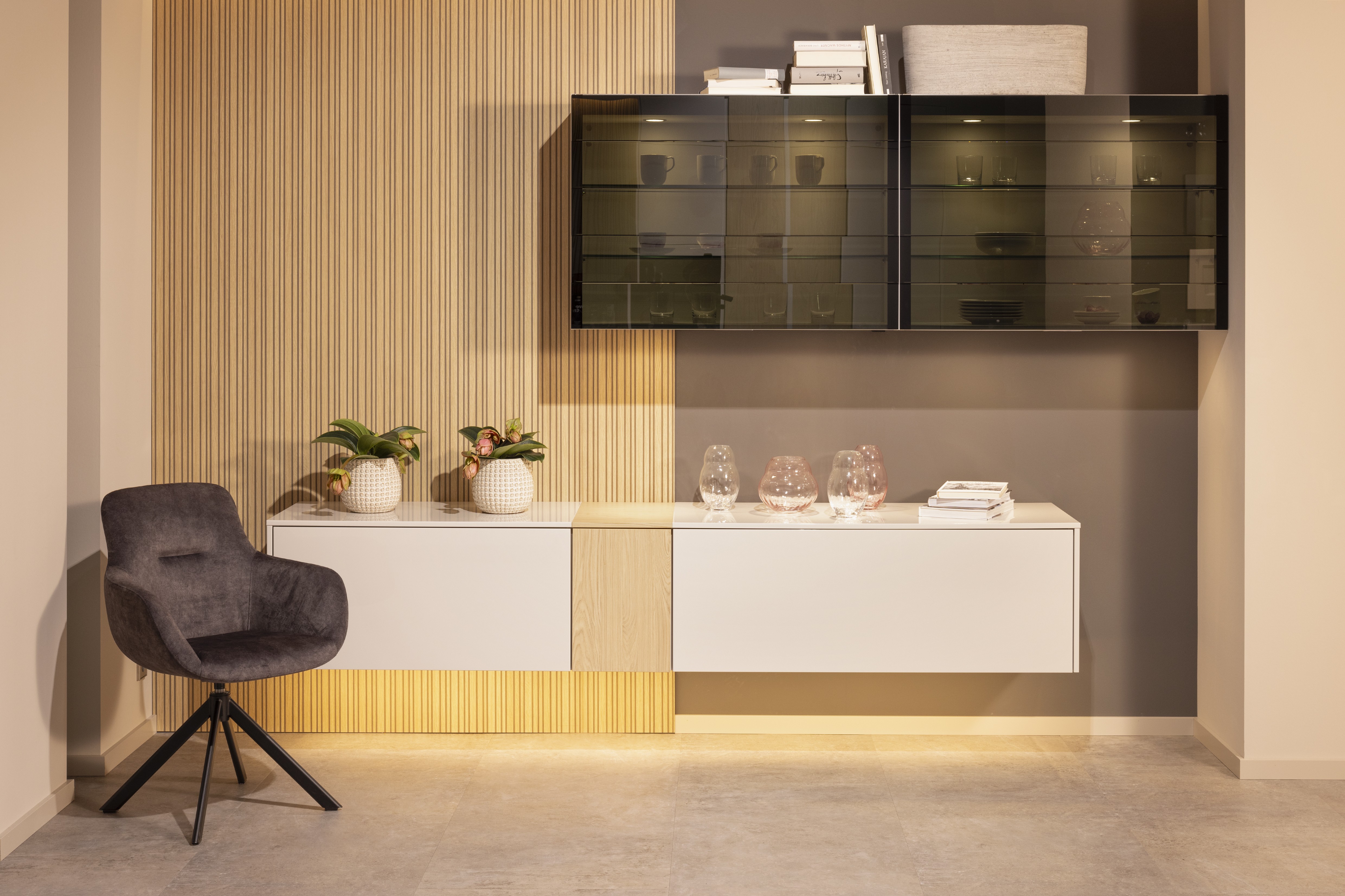 Front: 519 Lack, Seidengrau Hochglanz 362 Eiche Como NB Griff: Push to Open, Schalousienschrank Geräte Bora Downdraft, Bauknecht Spüle: Schock Armatur: Nobili  Features: Living in Küche integriert bzw. gleiche Materialwahl, Materialmix, Rückwand Rillenoptik, Oberschrank Schwarz Glas Lamellen, Touch to open (elektrisch - Climber), Ecklösungen mit Karussell bzw. andere Ecklösung, Arbeitsplatz in Küche integriert, Apothekenschrank, Aluminium Regal Sign-Emotion (Nobilia spezifischer Begriff), Lichtblende