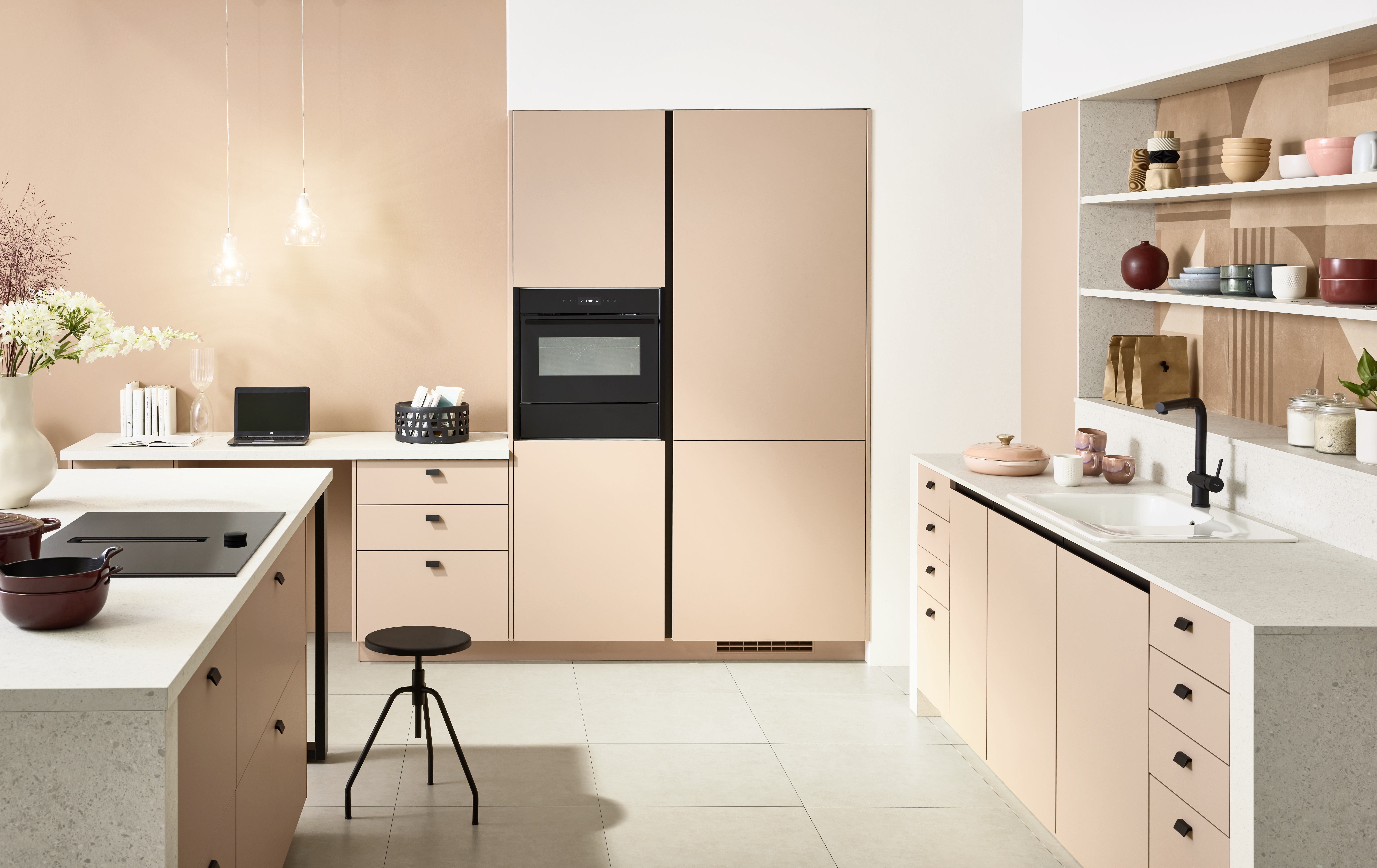 NOBILIA Koralle mit Neff Geräten im Gegenschuss, Blick auf integrierten Arbeitsplatz