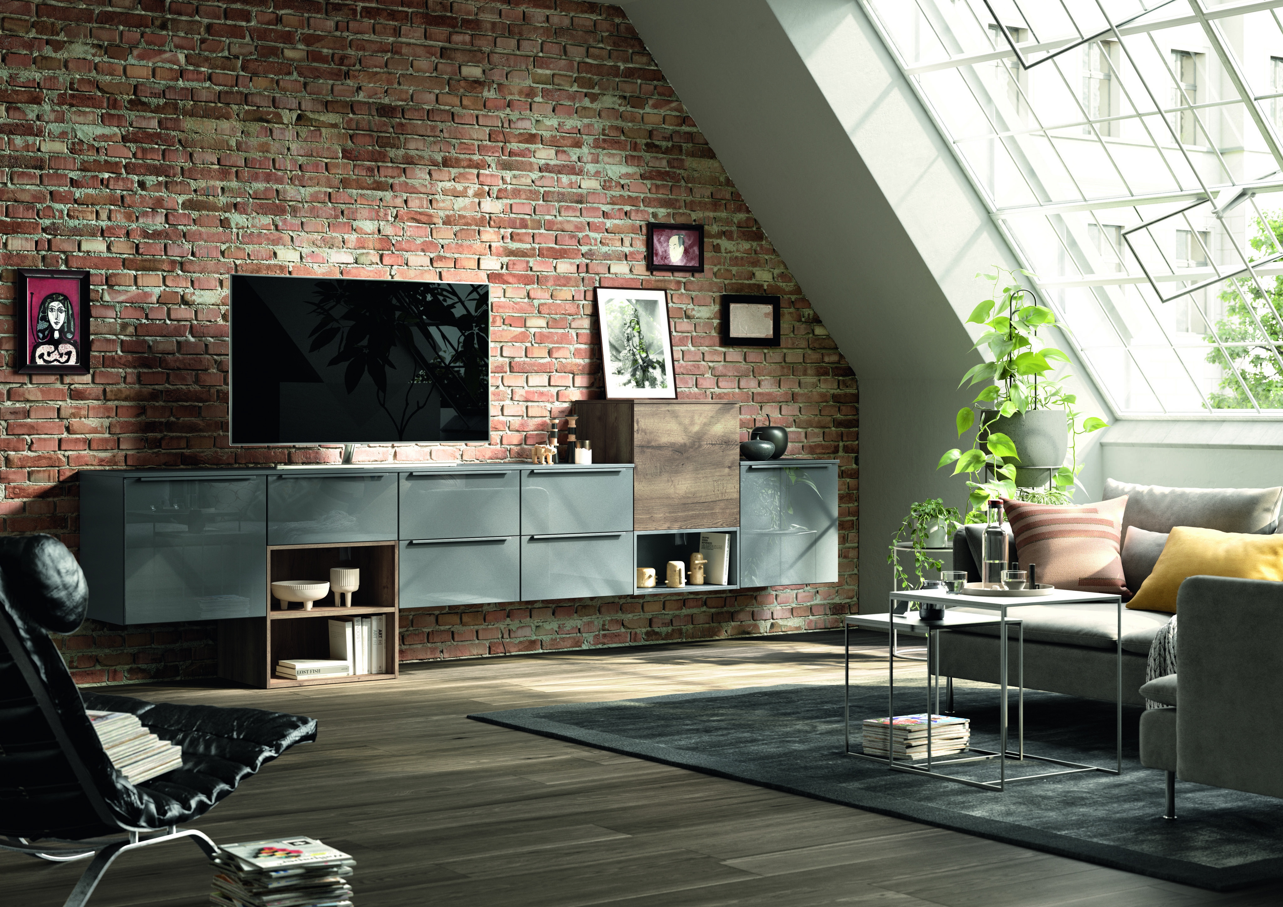 Modernes Wohnzimmer mit Backsteinwand, großen Fenstern und stilvoller Einrichtung.