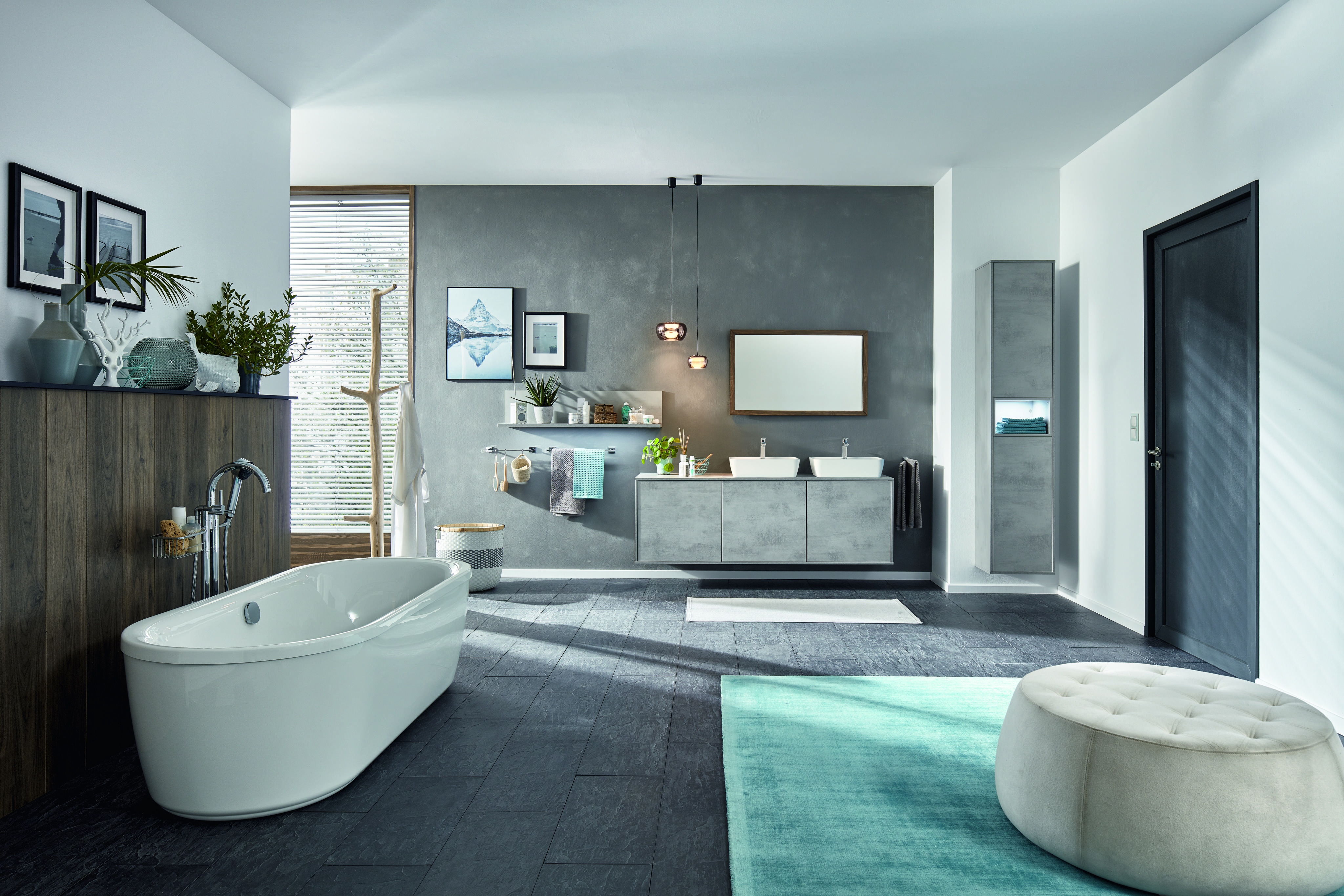 Modernes Badezimmer mit freistehender Badewanne, Doppelwaschbecken und großem Spiegel.