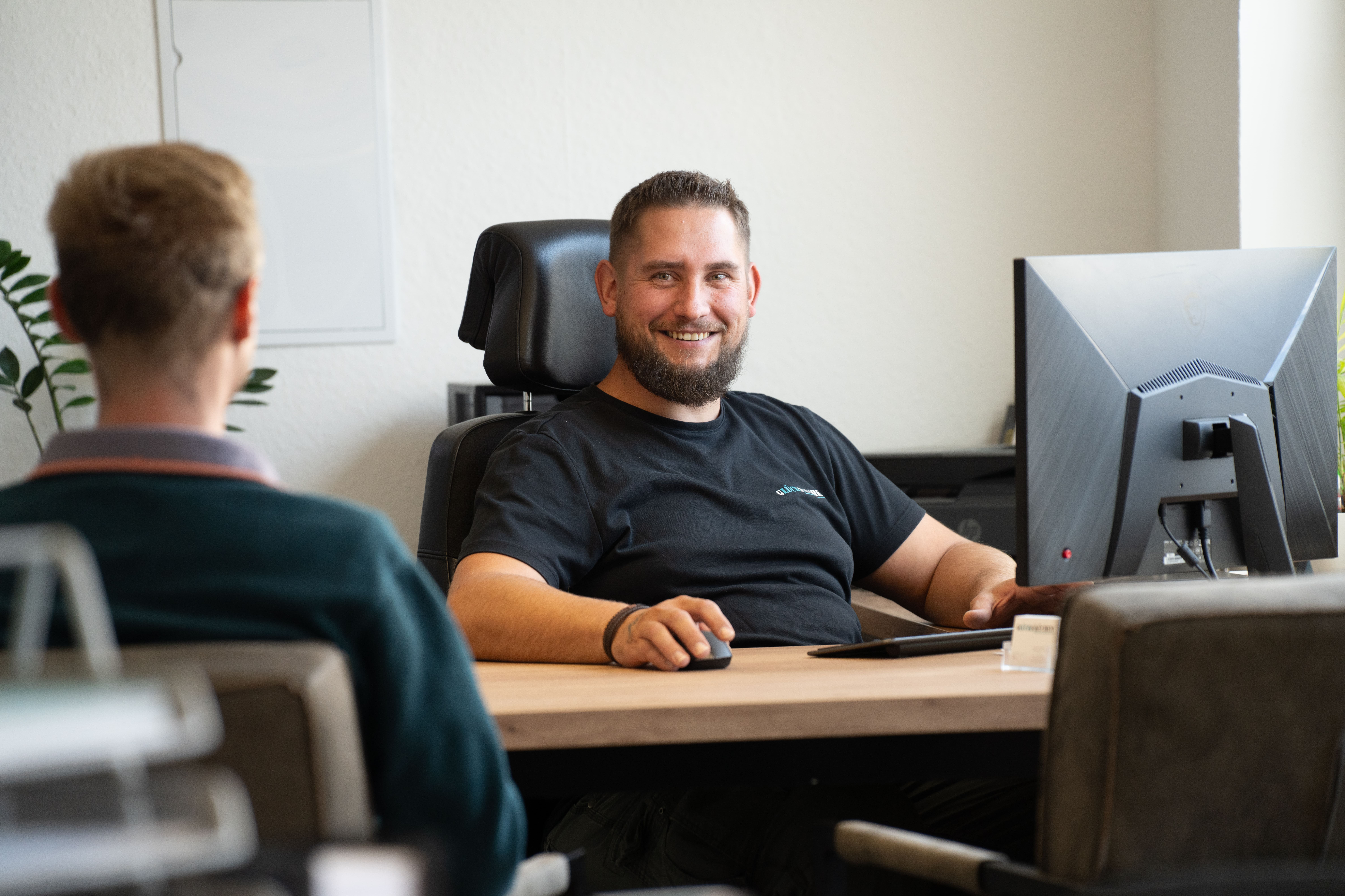 Sören Lück am Schreibtisch