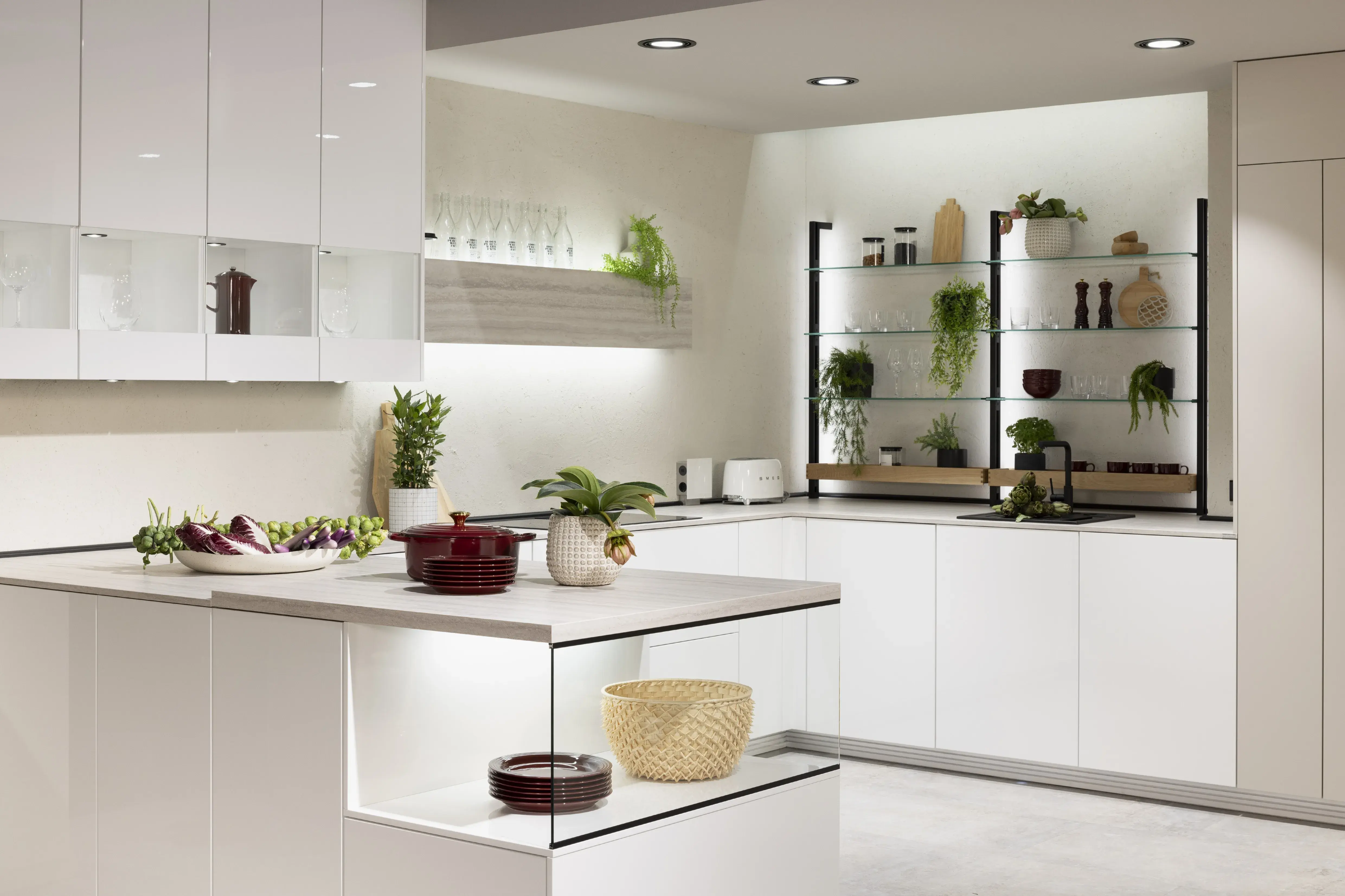 APL: 349 Travertin Sandgrau NB Korpus: 193 Alpinweiß Front: 516 Lack Alpinweiß Hochglanz Griff: Push to open Geräte: Laurus Ofen, Kochfeld Faber Armatur: Gessi Spüle: Elleci  Features: verschiedene Lichtstimmungen (Philips), Vitrinen Beleuchtungen, Aluminium Regal Schwarz mit Lichtblende, Steckdosen, Backofen-Kombi-Lösung, Handtuchhalter, Ecklösung Le Mans Auszug.