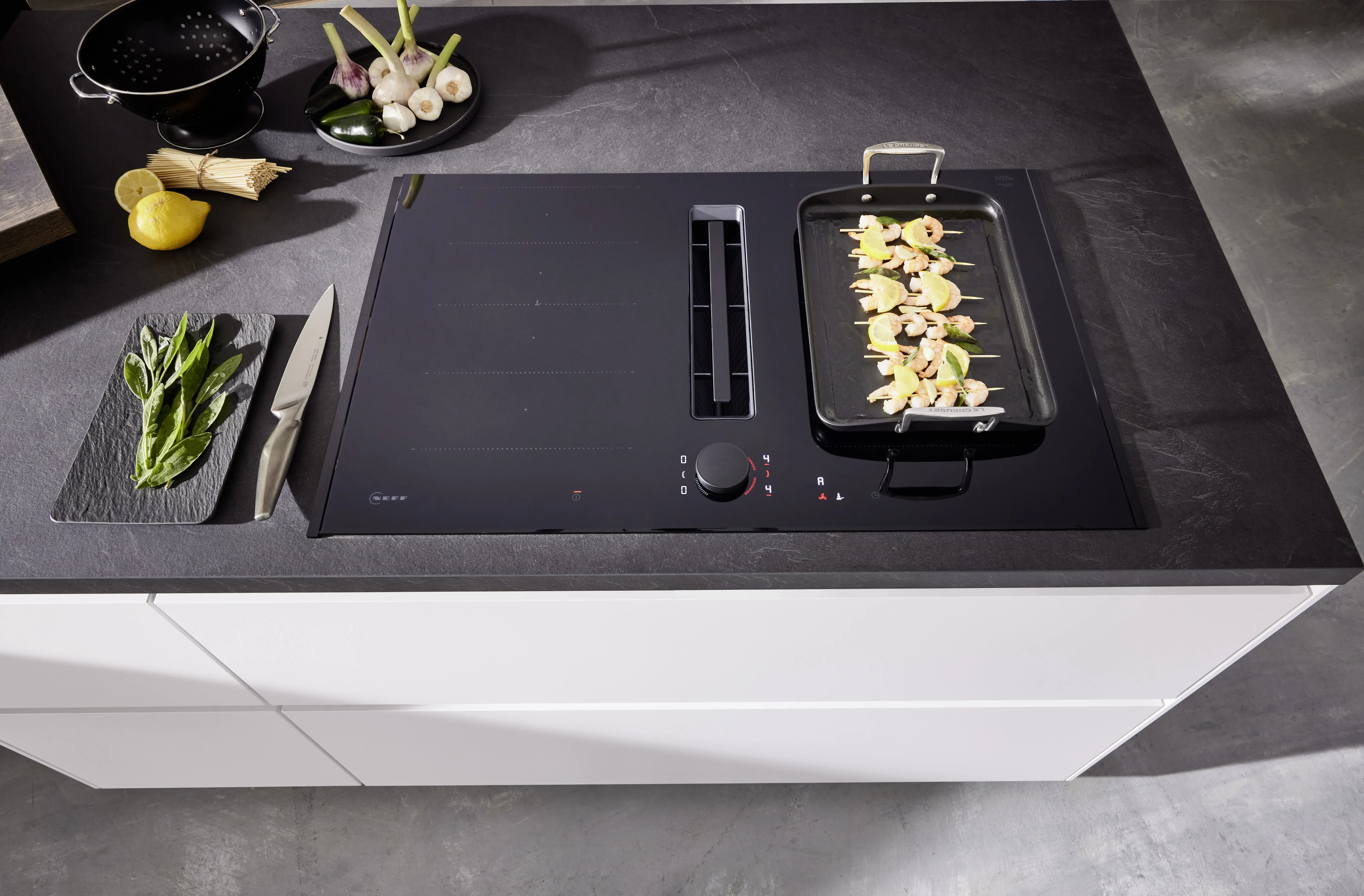 NOBILIA Alpinweiß mit Neff Geräten - Fokus auf Kochfeld mit Drehknopf und weiß-roter LED-Anzeige, mit Muldenlüftung