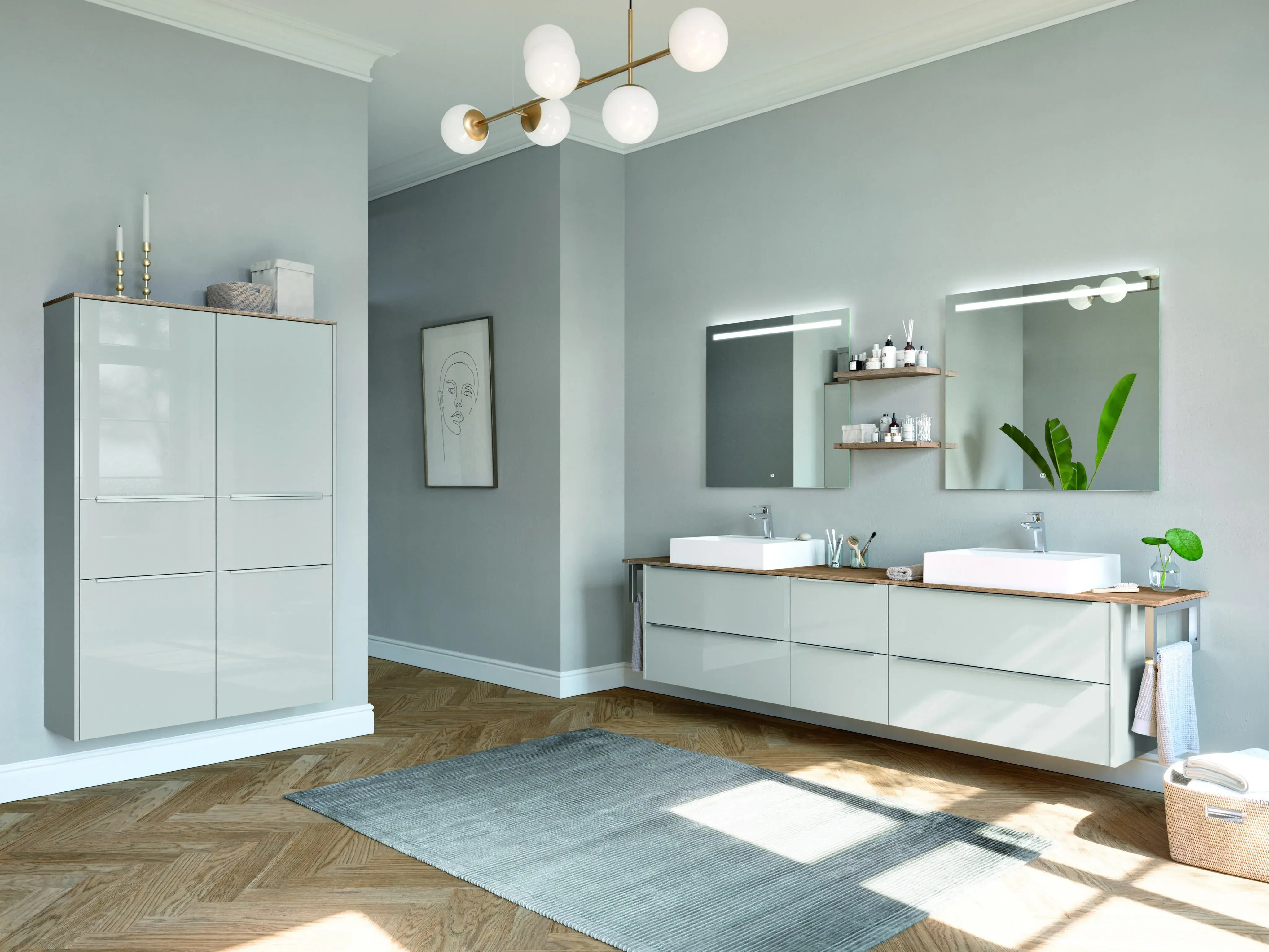 Modernes Badezimmer mit zwei Waschbecken, großem Spiegel, Holzfußboden und Hängeschrank.