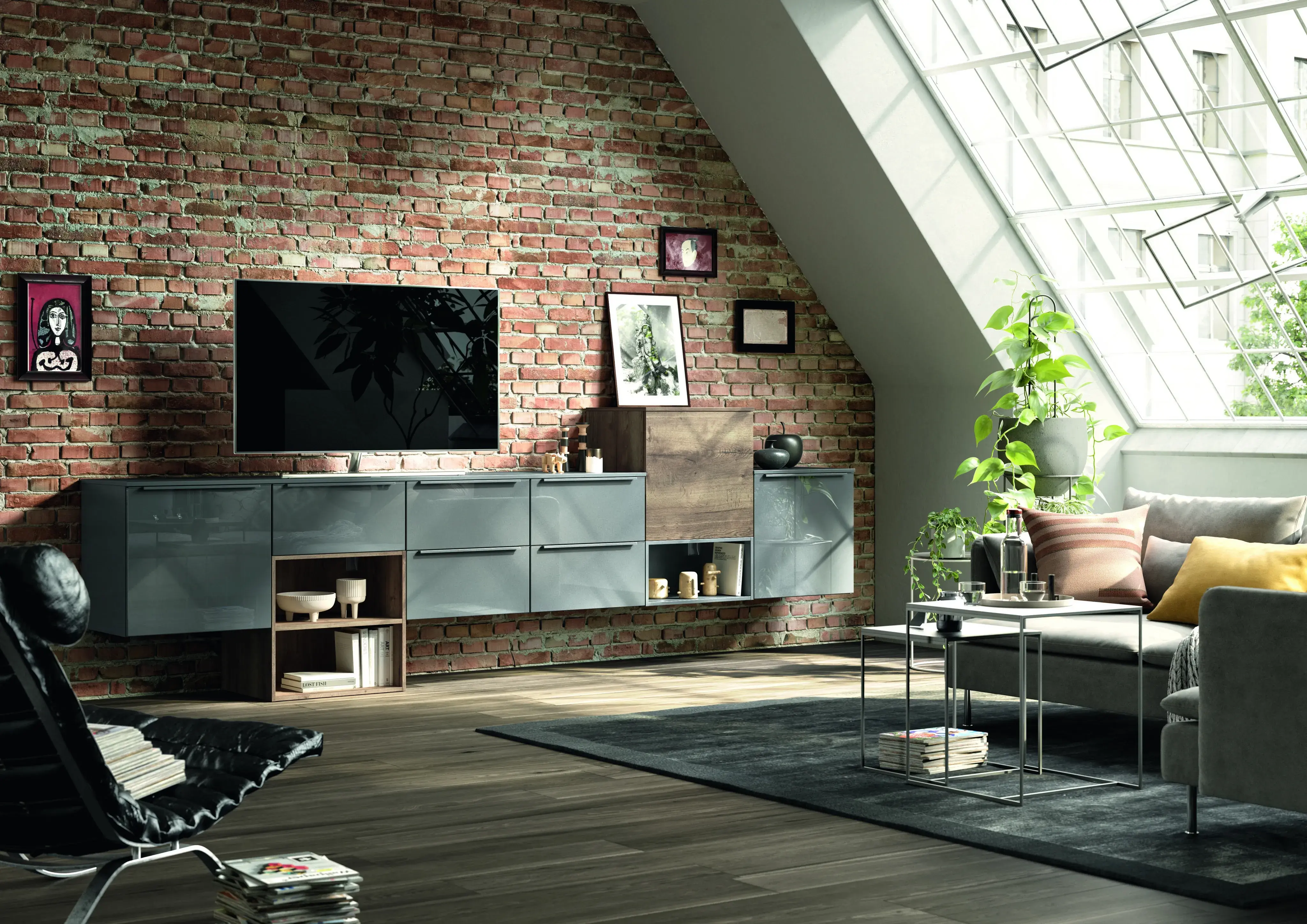 Modernes Wohnzimmer mit Backsteinwand, großen Fenstern und stilvoller Einrichtung.