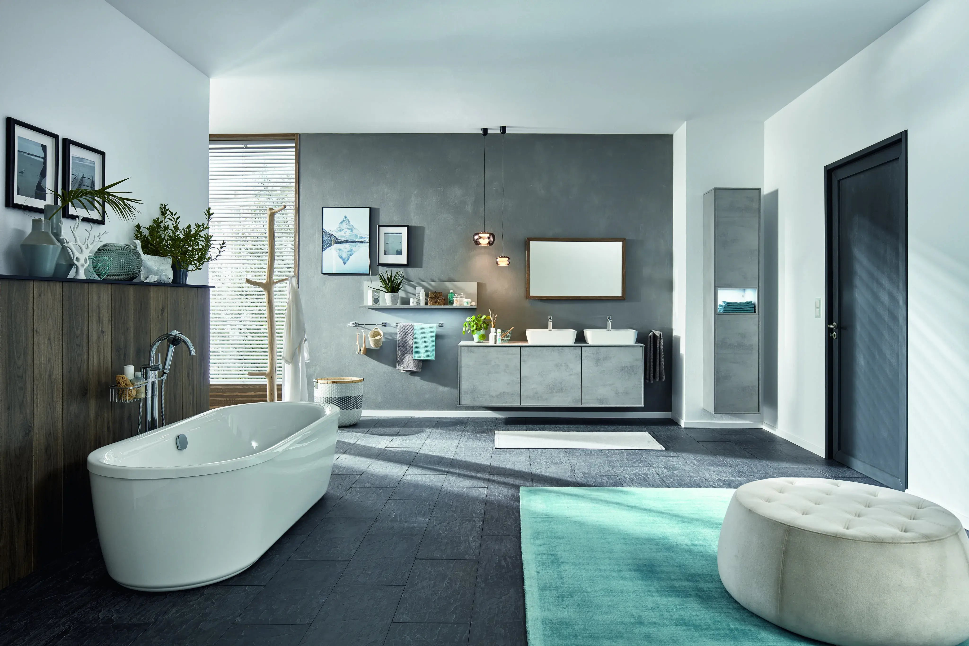 Modernes Badezimmer mit freistehender Badewanne, Doppelwaschbecken und großem Spiegel.